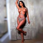 Elite Escort Ladie Shana bereitet in Berlin mit einer Massage auf den Sex vor
