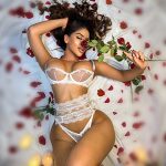 Escort Nutte Dylan mit ihren üppigen Hüften hat in Berlin Sex mit Massage