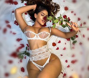 Escort Nutte Dylan mit ihren üppigen Hüften hat in Berlin Sex mit Massage
