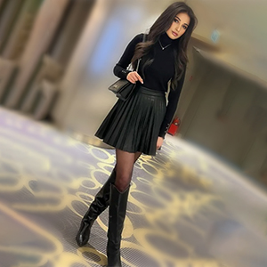 Zierliche Escort Dame Rosalia in Köln liebt Trampling Massage Service